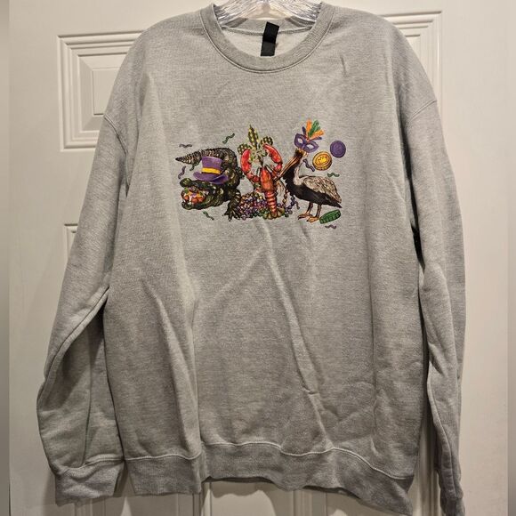 NWOT Mardi Gras Alligator Pellican Crawfish Sweatshirt in Gray, Size Large - Picture 2 of 3